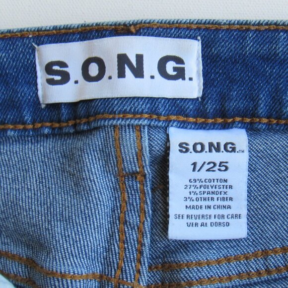S.O.N.G. Women's Distressed Cuffed Frayed Hem Blue Denim Jeans Shorts Size 1/25 - Picture 4 of 6